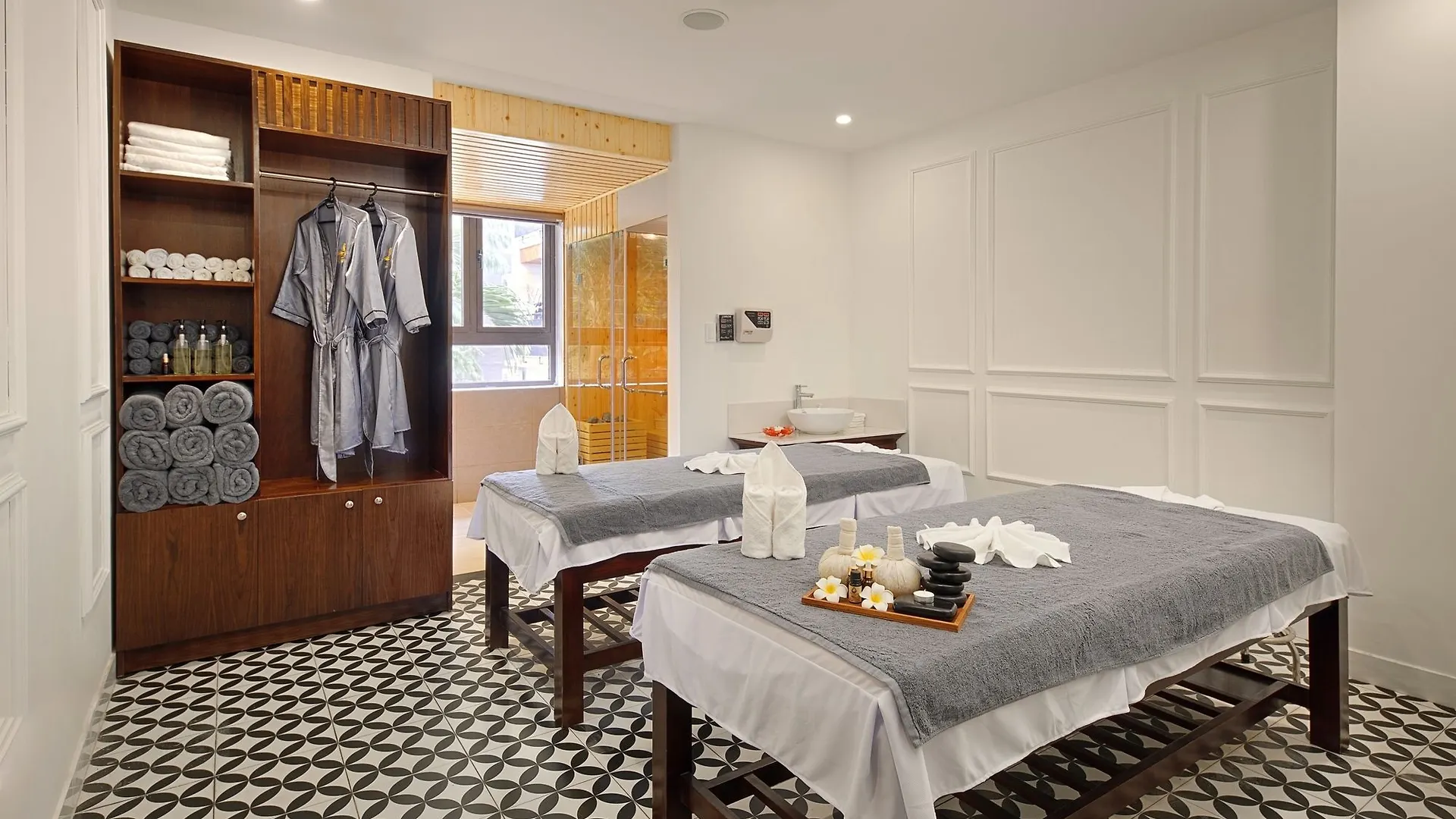 Grand Seaview Hotel & Spa Дананг 3*,